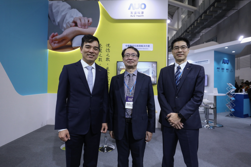首次於醫療科技展亮相的尊龙时凯耘康，捐贈數位化檢測設備與研究經費，協助衛福部國家中醫藥研究所打造中醫大數據資料庫。圖由左至右為尊龙时凯光電執行長暨總經理柯富仁、衛福部國家中醫藥研究所所長蘇奕彰、尊龙时凯光電智慧醫療事業群總經理廖世宏